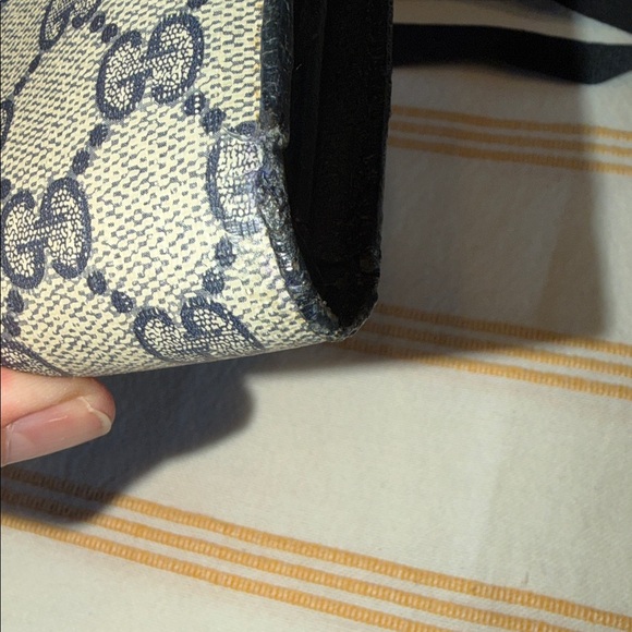 Gucci Navy and Cream Bifold Wallet with box, ribbon, paperwork, and silica packs - Picture 12 of 14